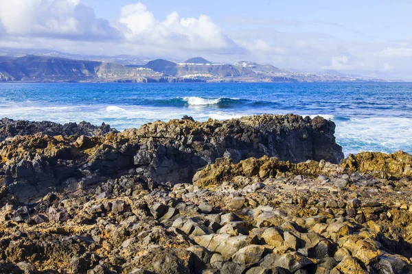 Atlantik Okyanusu kıyısında pitoresk kayaya dalgalar tarafından yıkanmış