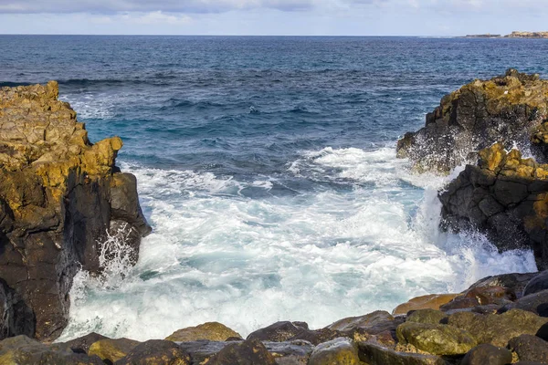 Atlantik Okyanusu kıyısında pitoresk kayaya dalgalar tarafından yıkanmış