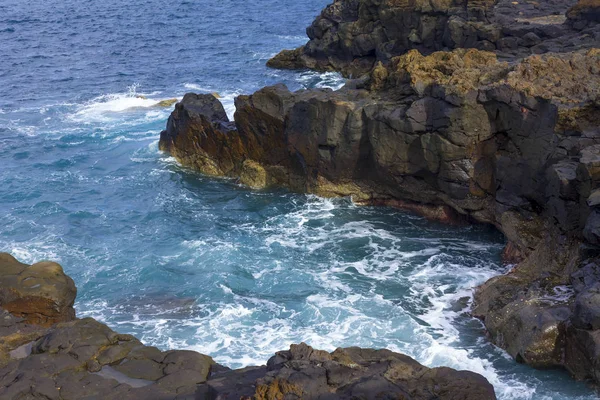 Atlantik Okyanusu kıyısında pitoresk kayaya dalgalar tarafından yıkanmış