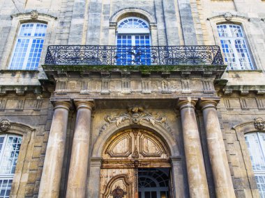 Aix-en-Provence, Fransa, 6 Mart, 2018 /. Bir güzel ajur balkonlu eski bina cephe bilir