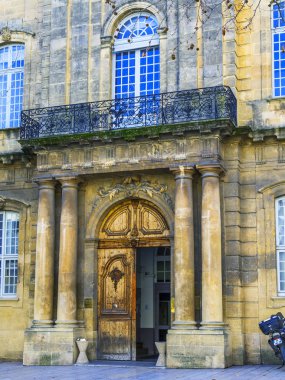 Aix-en-Provence, Fransa, 6 Mart, 2018 /. Bir güzel ajur balkonlu eski bina cephe bilir