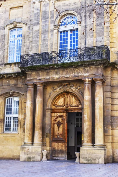 Aix-en-Provence, Fransa, 6 Mart, 2018 /. Bir güzel ajur balkonlu eski bina cephe bilir