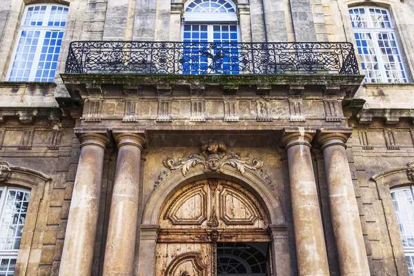 Aix-en-Provence, Fransa, 6 Mart, 2018 /. Bir güzel ajur balkonlu eski bina cephe bilir