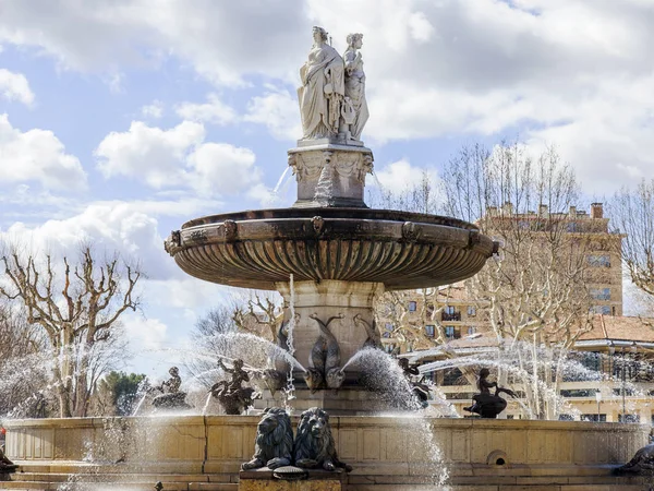 Aix-en-Provence, Fransa, üzerinde 8 Mart 2018. Antik Çeşme Rotonda, bir şehir içinde çok sayıda