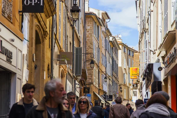 Aix-en-Provence, Fransa, 6 Mart 2018. Güzel binalar, şehir merkezinde sokak cazip manzarası oluştururlar. Cadde boyunca insanlar gider