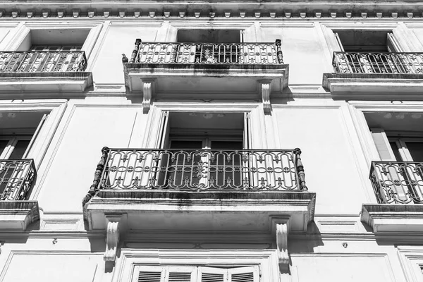 Aix-en-Provence, Fransa, 6 Mart, 2018 /. Bir güzel ajur balkonlu eski bina cephe bilir