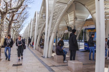 Aix-en-Provence, Fransa, 5 Mart 2018. Otobüs yolcuları şehir otobüs istasyonunda bekleyin