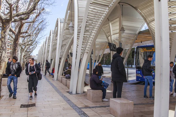 Aix-en-Provence, Fransa, 5 Mart 2018. Otobüs yolcuları şehir otobüs istasyonunda bekleyin
