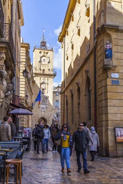 Aix-en-Provence, Fransa, üzerinde 8 Mart 2018. Kentsel görünümü Provence küçük kasaba için tipik. Parlak güneşli bahar günü