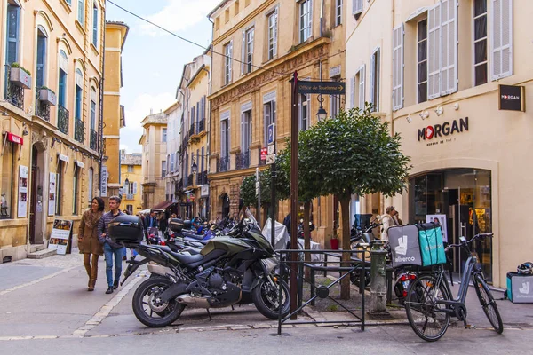 Aix-en-Provence, Fransa, üzerinde 8 Mart 2018. Kentsel görünümü Provence küçük kasaba için tipik. Parlak güneşli bahar günü