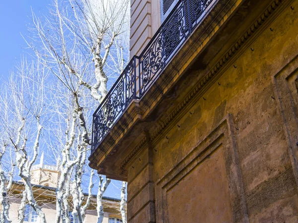 Aix-en-Provence, Fransa, 6 Mart, 2018 /. Bir güzel ajur balkonlu eski bina cephe bilir