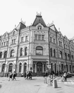 Moskova, Rusya, 4 Haziran 2018. Güneşli yaz günü. Kentsel görünümü. İnsanlar Kuznetsky köprü cadde boyunca gider