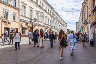 Moskova, Rusya, 4 Haziran 2018. Güneşli yaz günü. Kentsel görünümü. Cadde boyunca insanlar gider