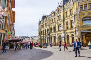 Moskova, Rusya, 4 Haziran 2018. Güneşli yaz günü. Kentsel görünümü. Cadde boyunca insanlar gider