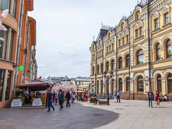 Moskou Rusland Juni 2018 Zonnige Zomerdag Stedelijke Weergave Mensen Gaan — Stockfoto