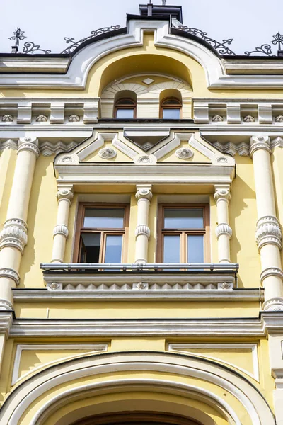 モスクワ ロシア 2018 歴史の周り典型的な建物のファサードの建築フラグメントの構築 — ストック写真