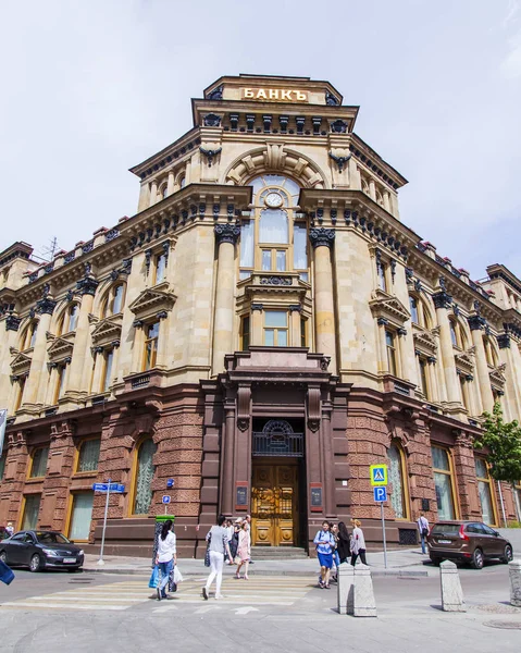 Moskova, Rusya, 4 Haziran 2018. Güneşli yaz günü. Kentsel görünümü. İnsanlar Kuznetsky köprü cadde boyunca gider