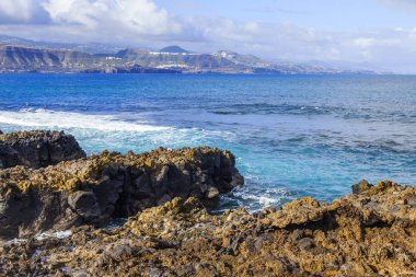 Atlantik Okyanusu kıyısında pitoresk kayaya dalgalar tarafından yıkanmış