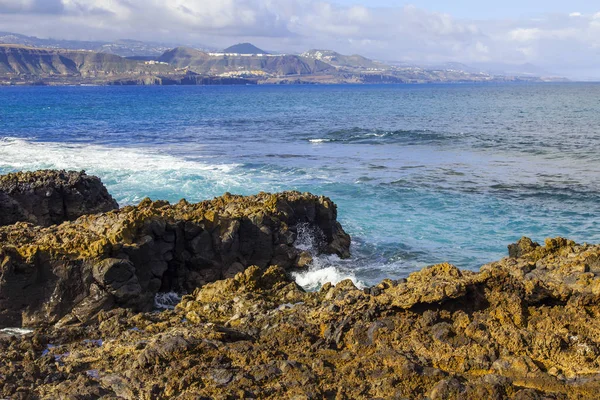 Pintoresca Roca Costa Del Océano Atlántico Está Bañada Por Olas — Foto de Stock