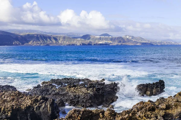 Pintoresca Roca Costa Del Océano Atlántico Está Bañada Por Olas — Foto de Stock