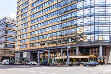 Moskova, Rusya, 4 Haziran 2018. Şehrin tarihi semtlerinden modern sivri binanın binaların mimari parçalar