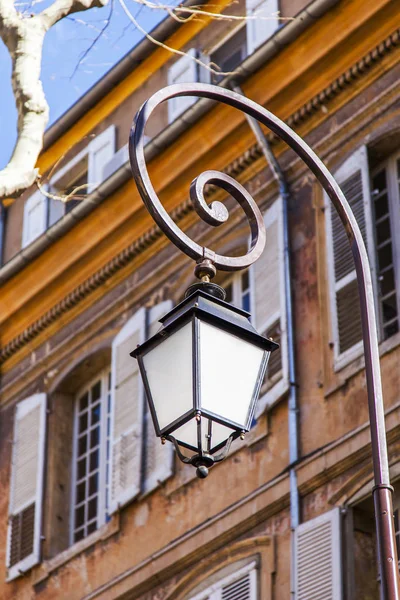 エクス プロヴァンス フランス 2018 太陽の光で旧市街の建物のファサードを飾る美しい古代ランプ — ストック写真