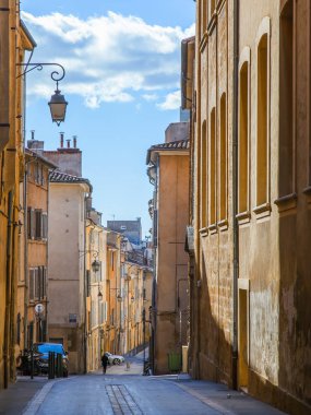 Aix-en-Provence, Fransa, 6 Mart 2018. Güzel binalar, şehir merkezinde sokak cazip manzarası oluştururlar. Cadde boyunca insanlar gider