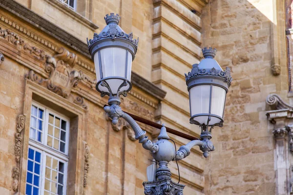 Aix-en-Provence, Fransa, 9 Mart 2018. Güneş güzel eski lambası eski şehirde ışıklar.