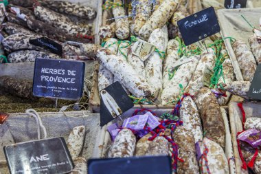 Aix-en-Provence, Fransa, 6 Mart 2018. Çeşitli çiftçi Fransız sosis sayaçları üzerinde koyulur