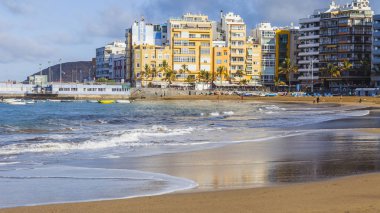 Las Palmas de Gran Canaria, İspanya, 10 Ocak 2018 üzerinde. Playa de Las Canteras plaj ve güzel dolgu kış güneşinin ışıkları 