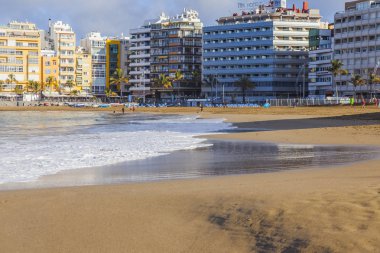 Las Palmas de Gran Canaria, İspanya, 10 Ocak 2018 üzerinde. Kış güneşi Playa de Las Canteras plaj ve güzel dolgu uzaktan ışıkları. 
