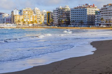 Las Palmas de Gran Canaria, İspanya, 10 Ocak 2018 üzerinde. Kış güneşi Playa de Las Canteras plaj ve güzel dolgu uzaktan ışıkları. 