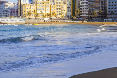 Las Palmas de Gran Canaria, İspanya, 10 Ocak 2018 üzerinde. Kış güneşi Playa de Las Canteras plaj ve güzel dolgu uzaktan ışıkları. 