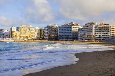 Las Palmas de Gran Canaria, İspanya, 10 Ocak 2018 üzerinde. Kış güneşi Playa de Las Canteras plaj ve güzel dolgu uzaktan ışıkları. 