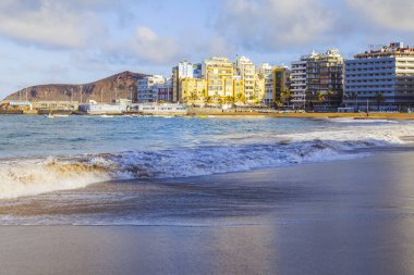 Las Palmas de Gran Canaria, İspanya, 10 Ocak 2018 üzerinde. Kış güneşi Playa de Las Canteras plaj ve güzel dolgu uzaktan ışıkları. 