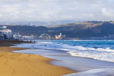 Las Palmas de Gran Canaria, İspanya, 10 Ocak 2018 üzerinde. Kış güneşi Playa de Las Canteras plaj ve güzel dolgu uzaktan ışıkları. 
