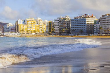 Las Palmas de Gran Canaria, İspanya, 10 Ocak 2018 üzerinde. Kış güneşi Playa de Las Canteras plaj ve güzel dolgu uzaktan ışıkları. 