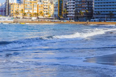 Las Palmas de Gran Canaria, İspanya, 10 Ocak 2018 üzerinde. Kış güneşi Playa de Las Canteras plaj ve güzel dolgu uzaktan ışıkları. 