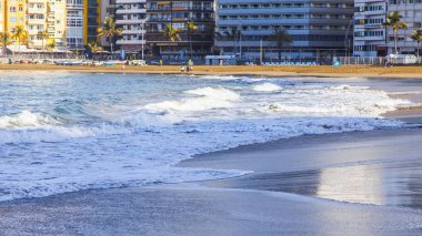 Las Palmas de Gran Canaria, İspanya, 10 Ocak 2018 üzerinde. Kış güneşi Playa de Las Canteras plaj ve güzel dolgu uzaktan ışıkları. 