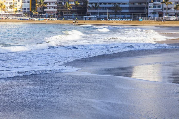Las Palmas de Gran Canaria, İspanya, 10 Ocak 2018 üzerinde. Kış güneşi Playa de Las Canteras plaj ve güzel dolgu uzaktan ışıkları. 