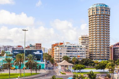 Las Palmas de Gran Canaria, İspanya, 10 Ocak 2018 üzerinde. Modern binalar mimari kompleks sokağın adalar adalar için tipik yapmak.