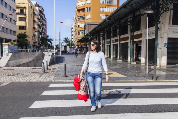Las Palmas de Gran Canaria, İspanya, 10 Ocak 2018 üzerinde. Şehir bir kent görünümünde. Kadın sokak yaya geçidi üzerinde haçlar.