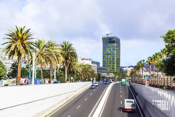 パルマス グラン カナリア島 スペイン 2018 都市の眺め 車は美しい通りに行く — ストック写真
