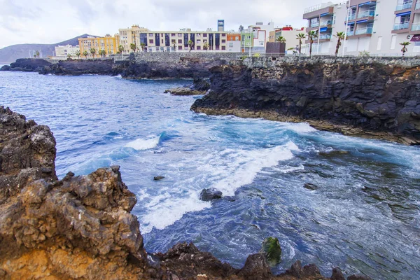 Pintoresca Roca Costa Del Océano Atlántico Está Bañada Por Olas — Foto de Stock
