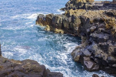 Atlantik Okyanusu kıyısında pitoresk kayaya dalgalar tarafından yıkanmış