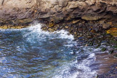 Atlantik Okyanusu kıyısında pitoresk kayaya dalgalar tarafından yıkanmış