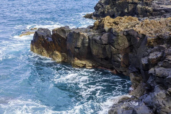 Der Malerische Felsen Der Küste Des Atlantiks Wird Von Wellen — Stockfoto