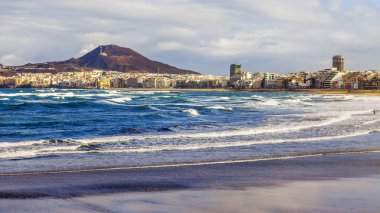 Las Palmas de Gran Canaria, İspanya, 10 Ocak 2018 üzerinde. Kış güneşi Playa de Las Canteras plaj ve güzel dolgu uzaktan ışıkları. 