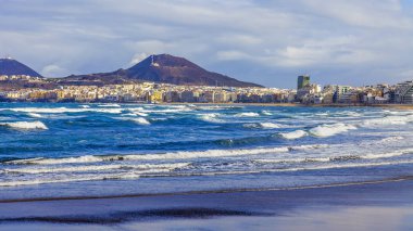 Las Palmas de Gran Canaria, İspanya, 10 Ocak 2018 üzerinde. Kış güneşi Playa de Las Canteras plaj ve güzel dolgu uzaktan ışıkları. 