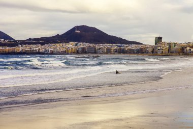 Las Palmas de Gran Canaria, İspanya, 10 Ocak 2018 üzerinde. Kış günbatımı güneş ışıklar Playa de Las Canteras plaj ve güzel dolgu uzaktan. 